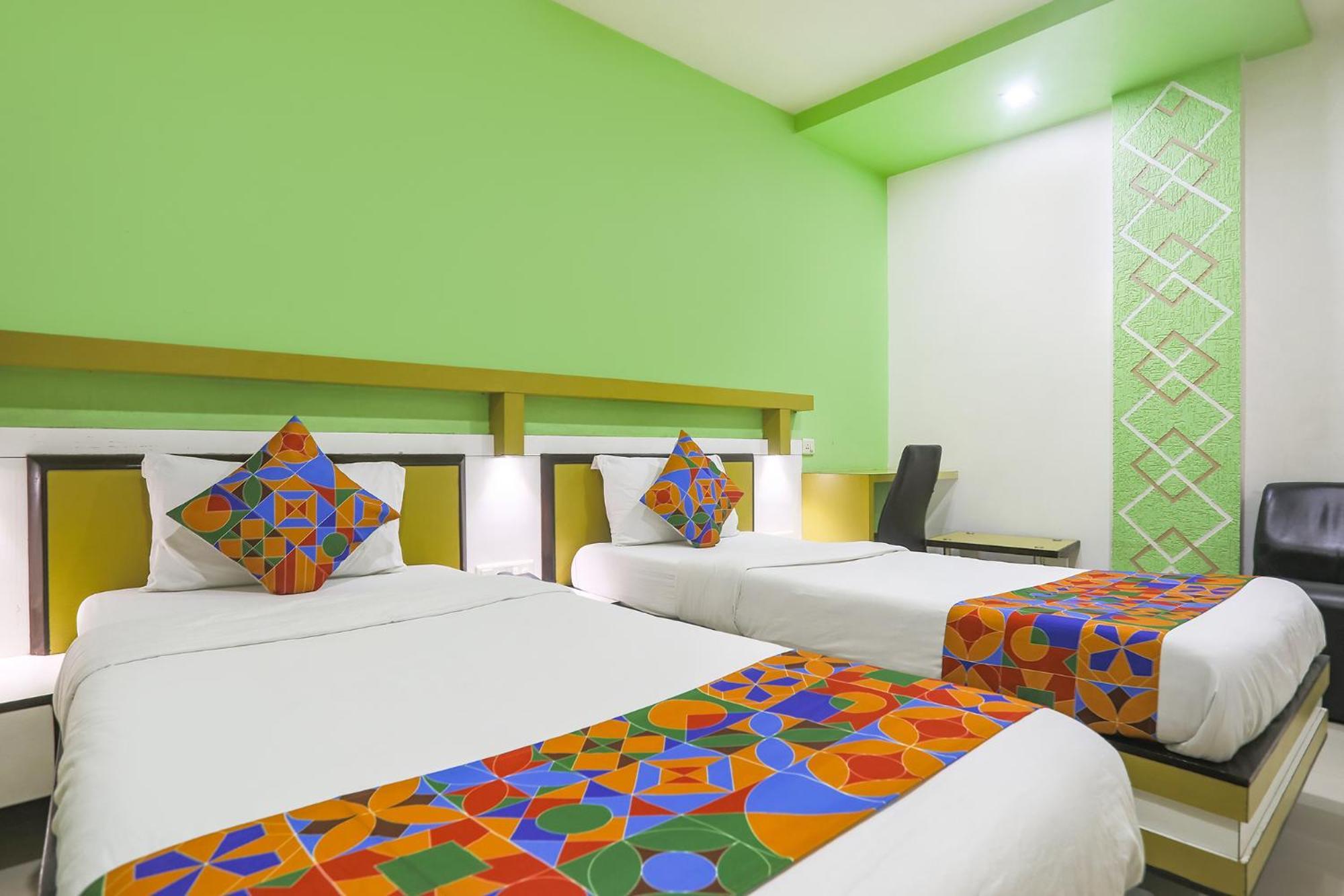 Hotel Merit Σουράτ Εξωτερικό φωτογραφία