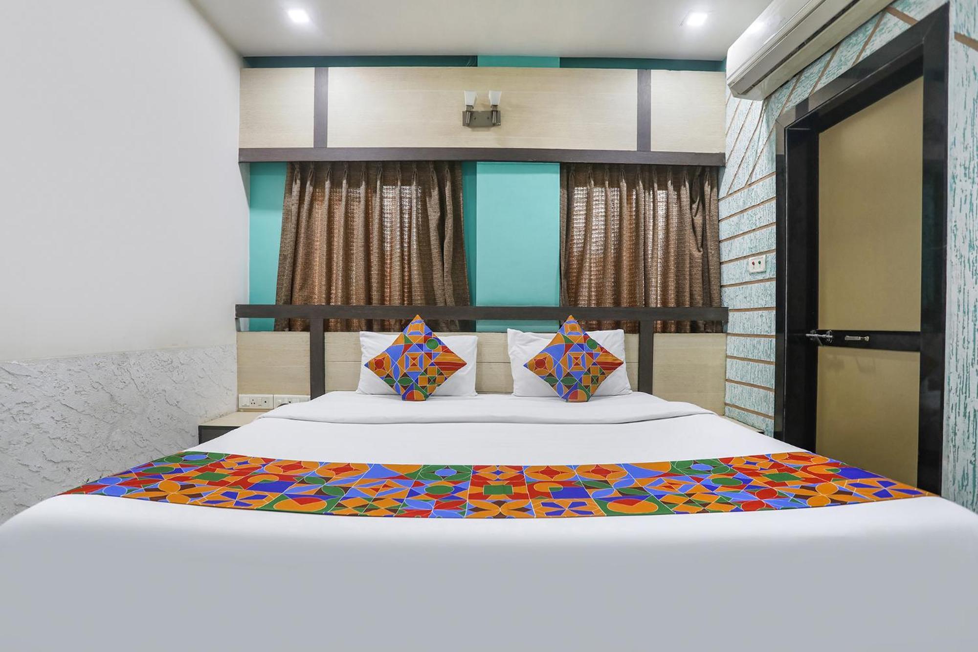 Hotel Merit Σουράτ Εξωτερικό φωτογραφία