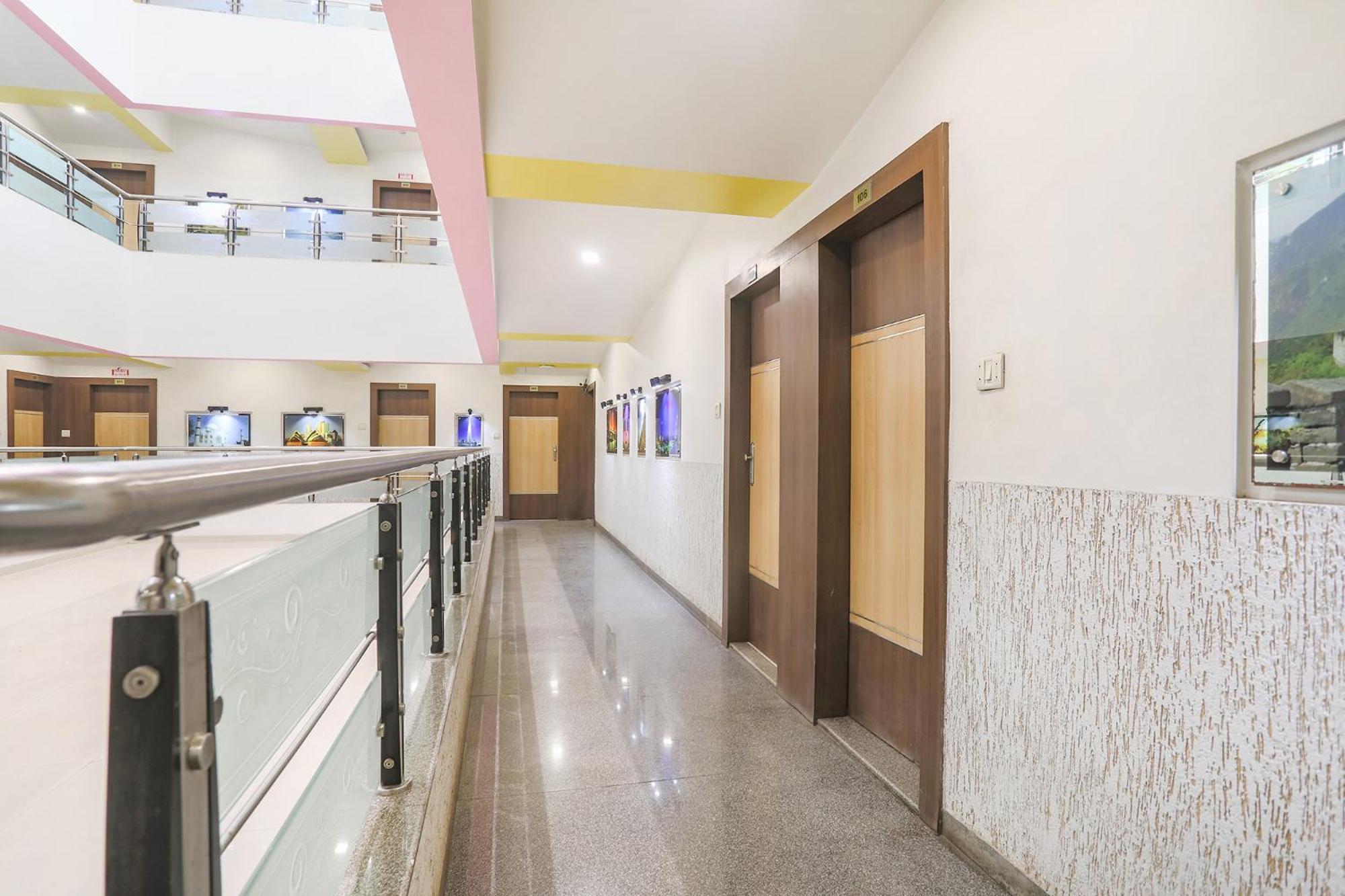 Hotel Merit Σουράτ Εξωτερικό φωτογραφία