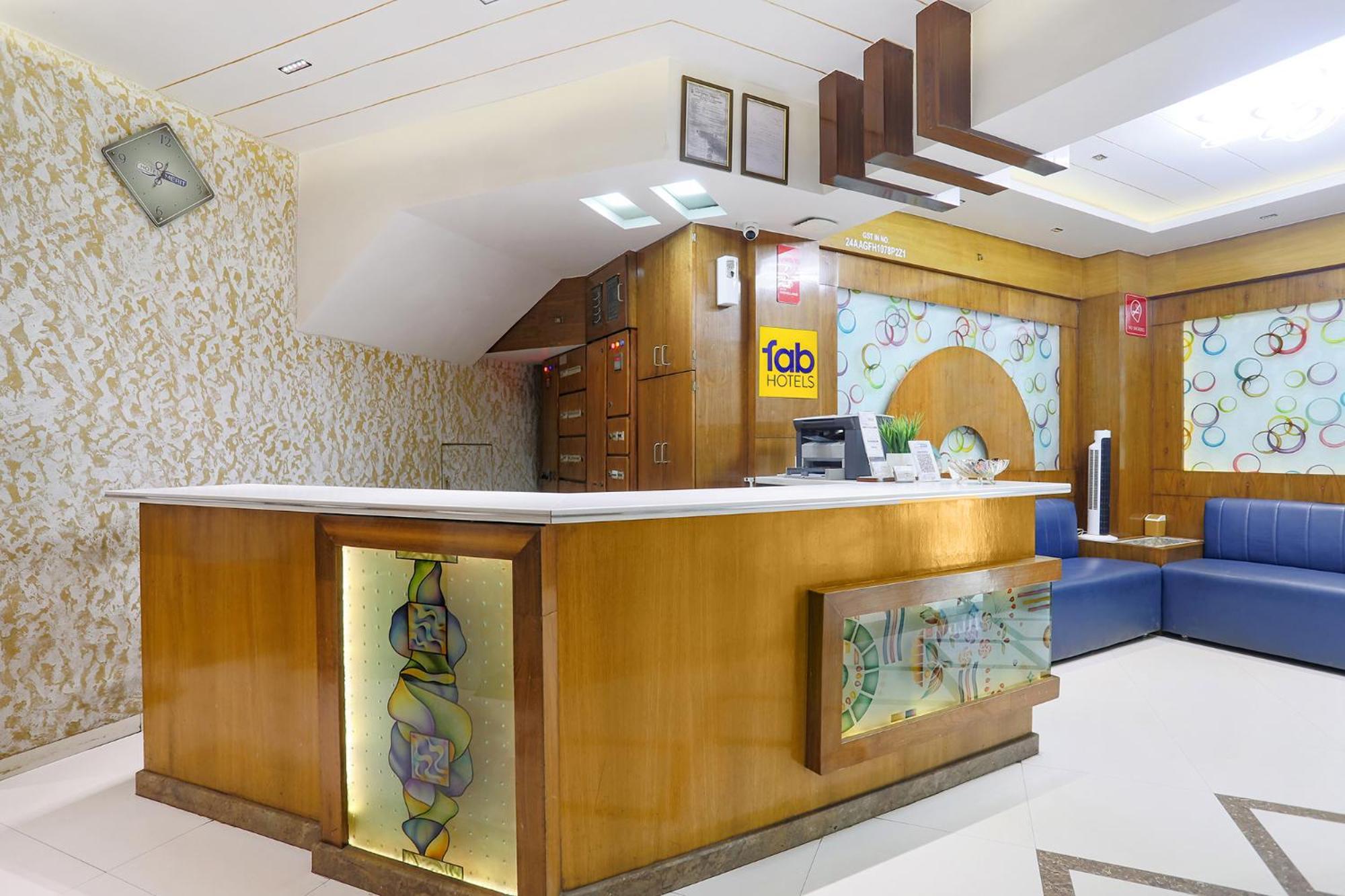 Hotel Merit Σουράτ Εξωτερικό φωτογραφία