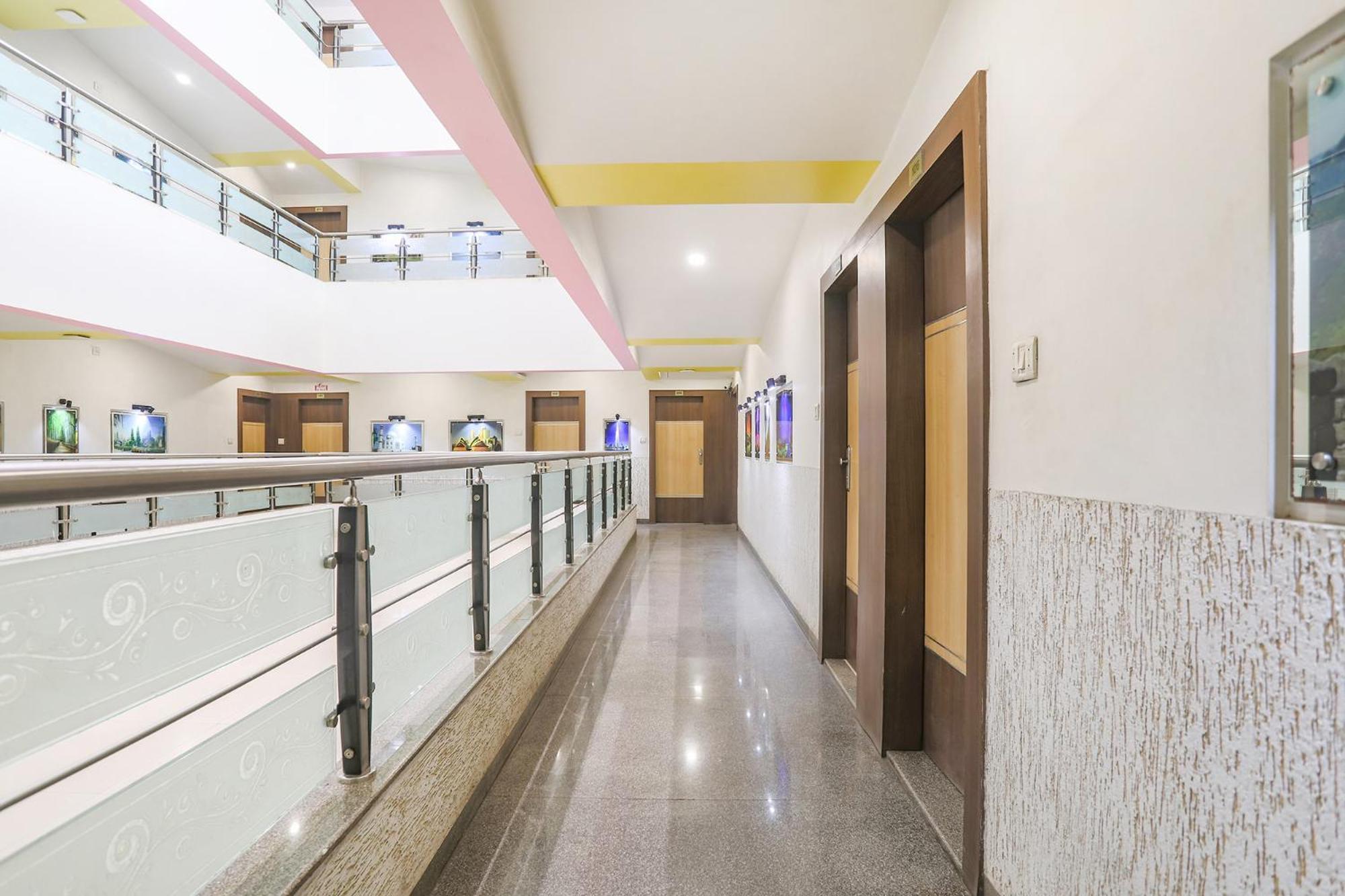 Hotel Merit Σουράτ Εξωτερικό φωτογραφία